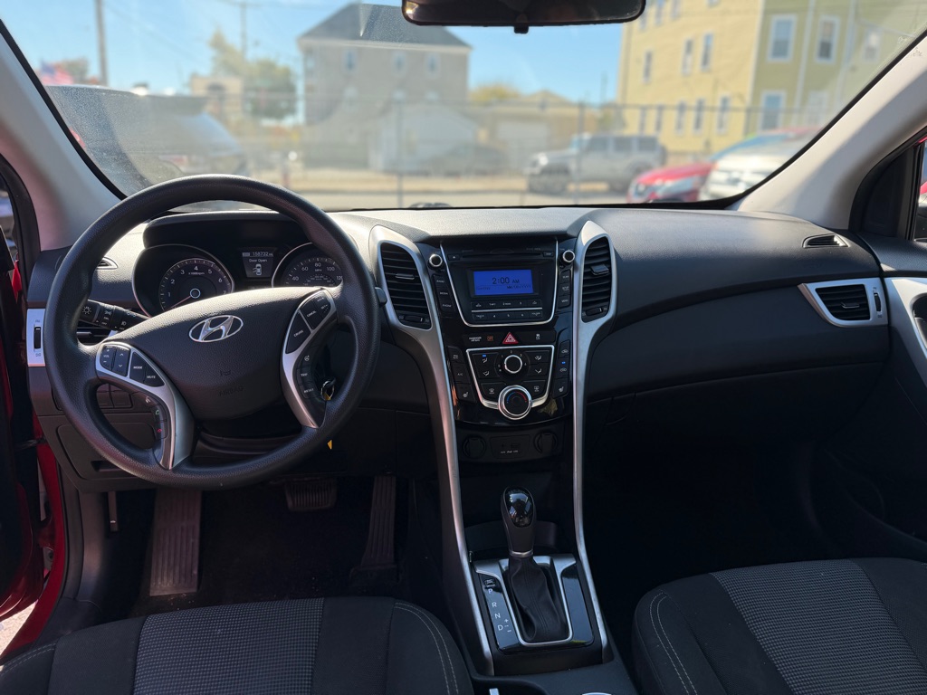 Photo 21 of this HYUNDAI ELANTRA GT