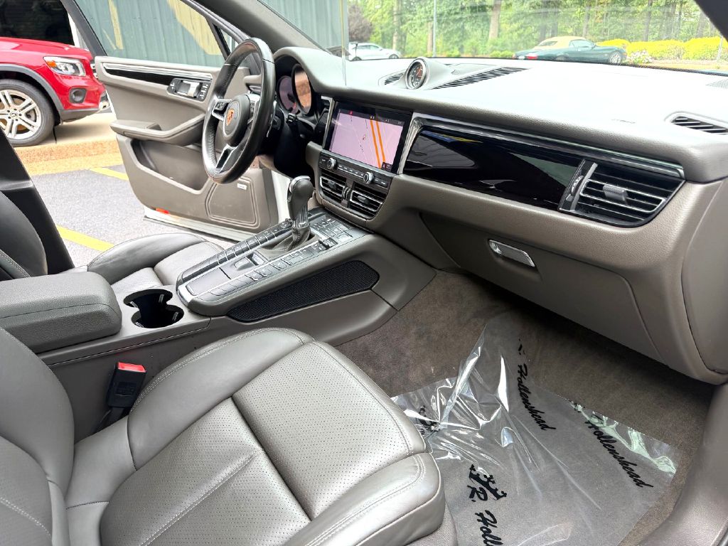 Photo 12 of this PORSCHE MACAN