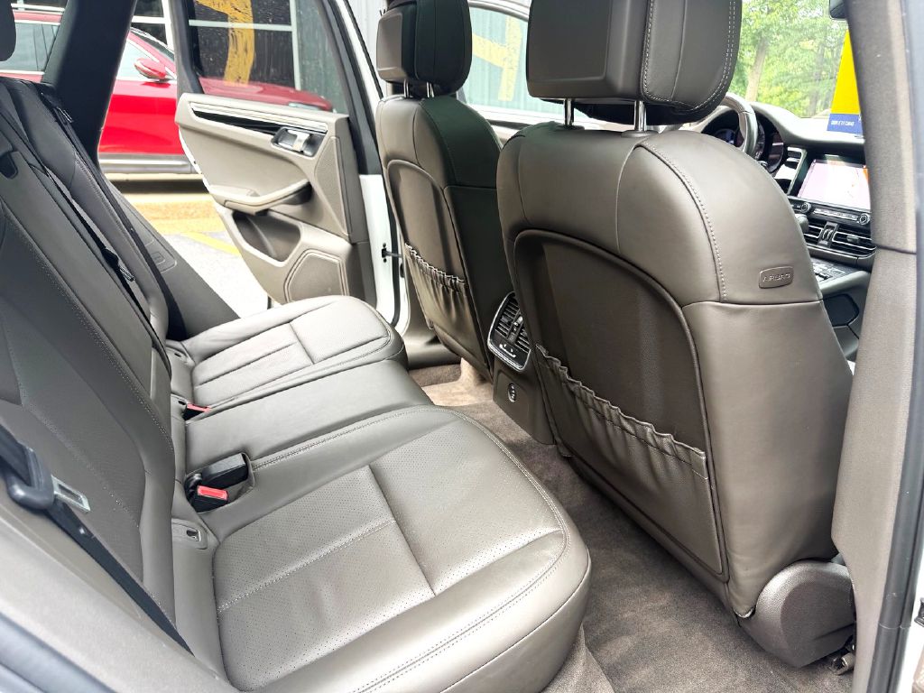 Photo 13 of this PORSCHE MACAN