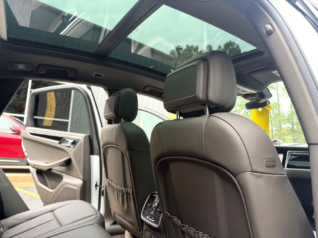 Photo 14 of this PORSCHE MACAN