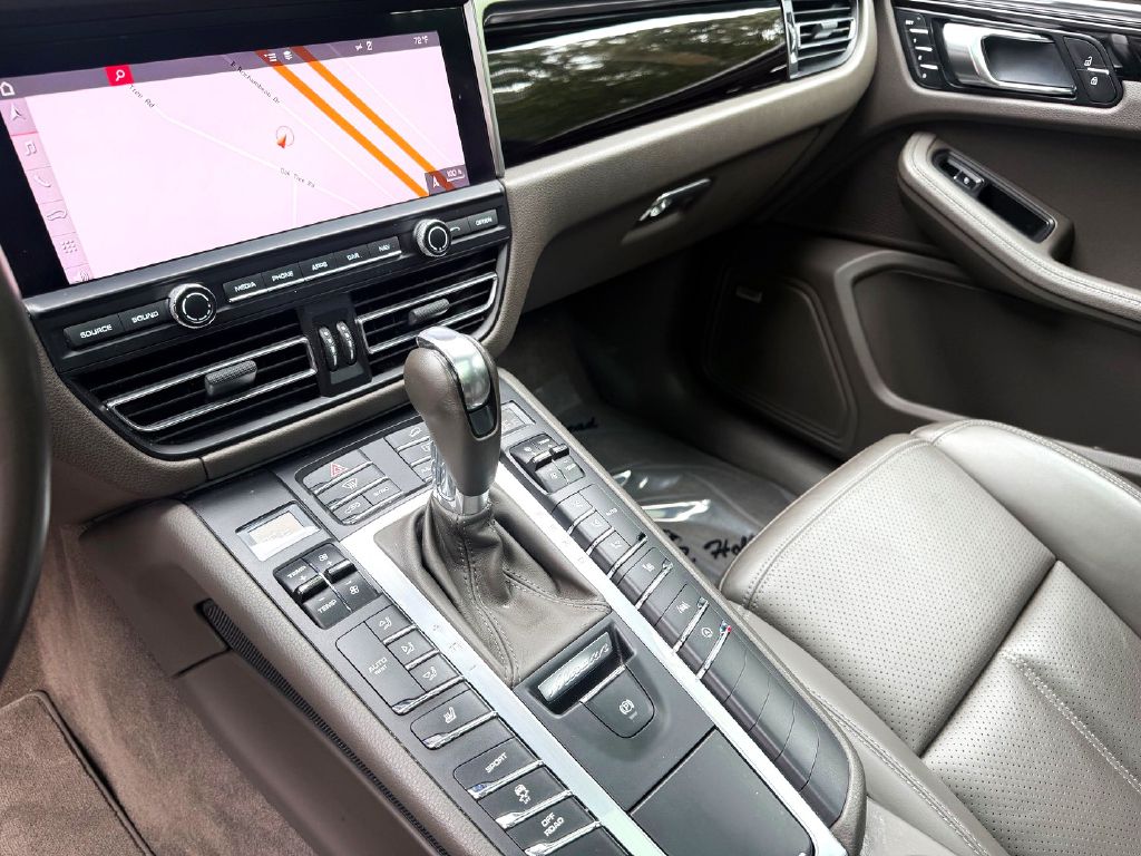 Photo 16 of this PORSCHE MACAN
