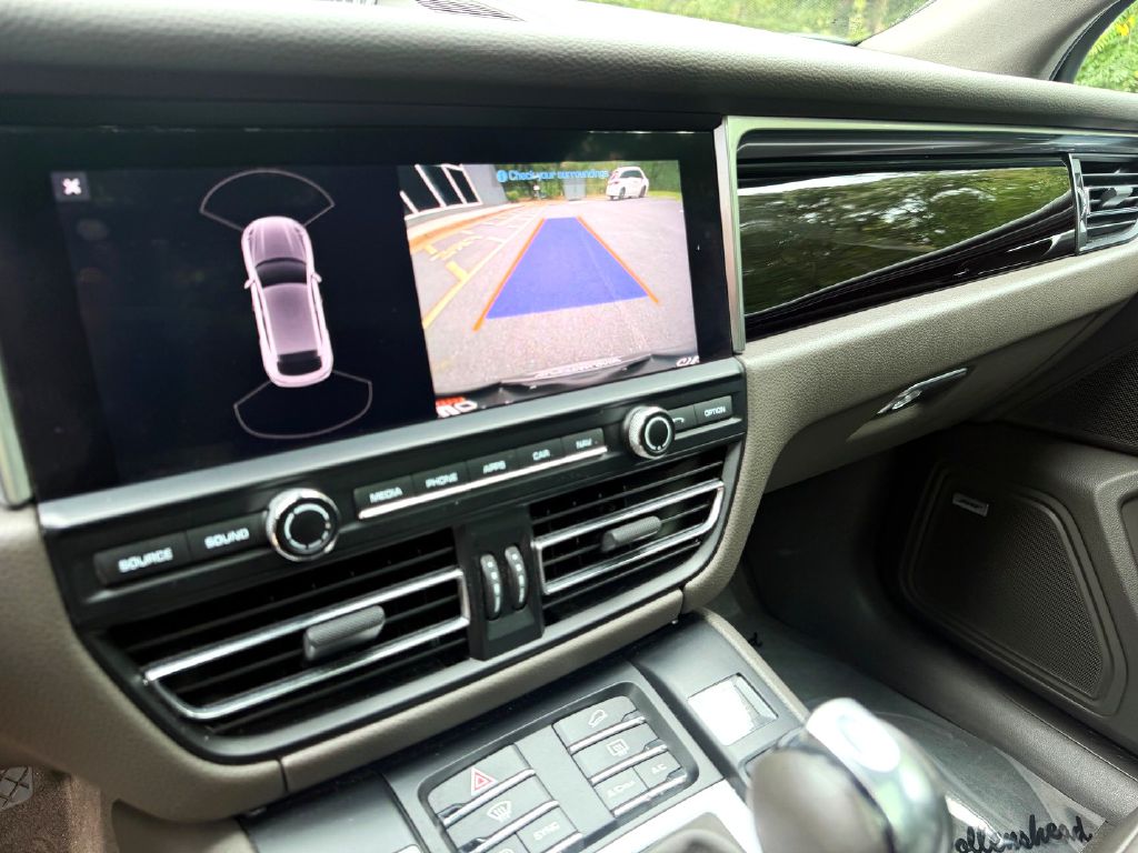 Photo 17 of this PORSCHE MACAN