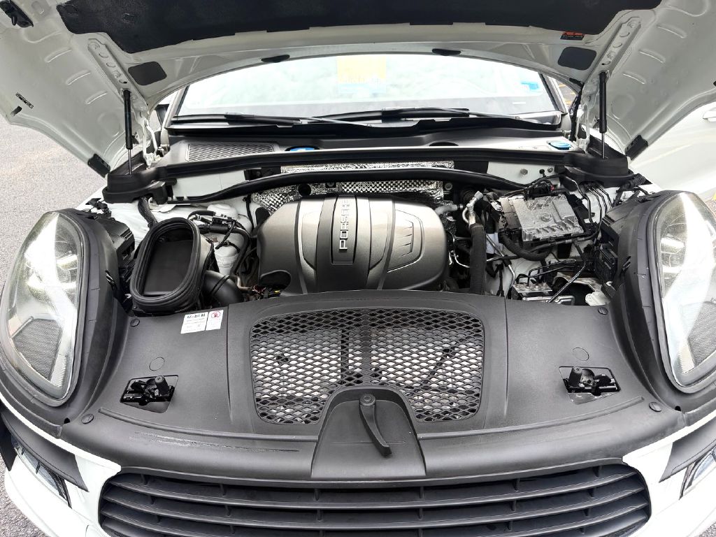 Photo 19 of this PORSCHE MACAN