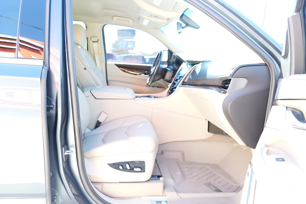 Photo 46 of this CADILLAC ESCALADE