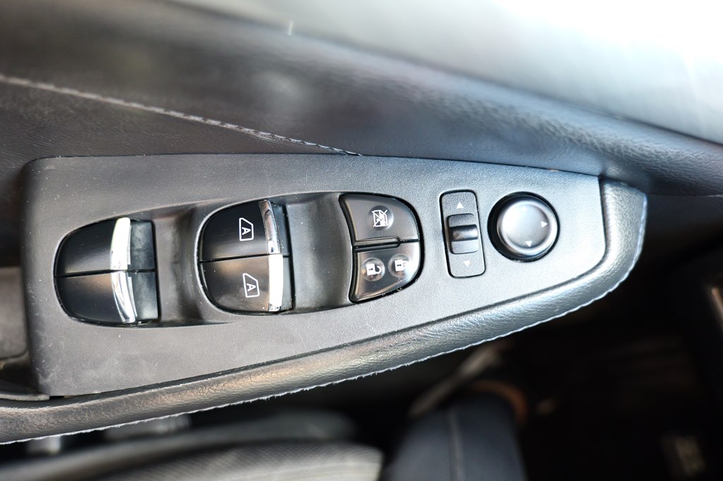 Photo 15 of this NISSAN MAXIMA