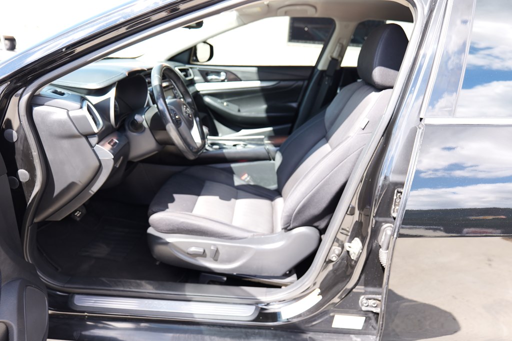 Photo 11 of this NISSAN MAXIMA