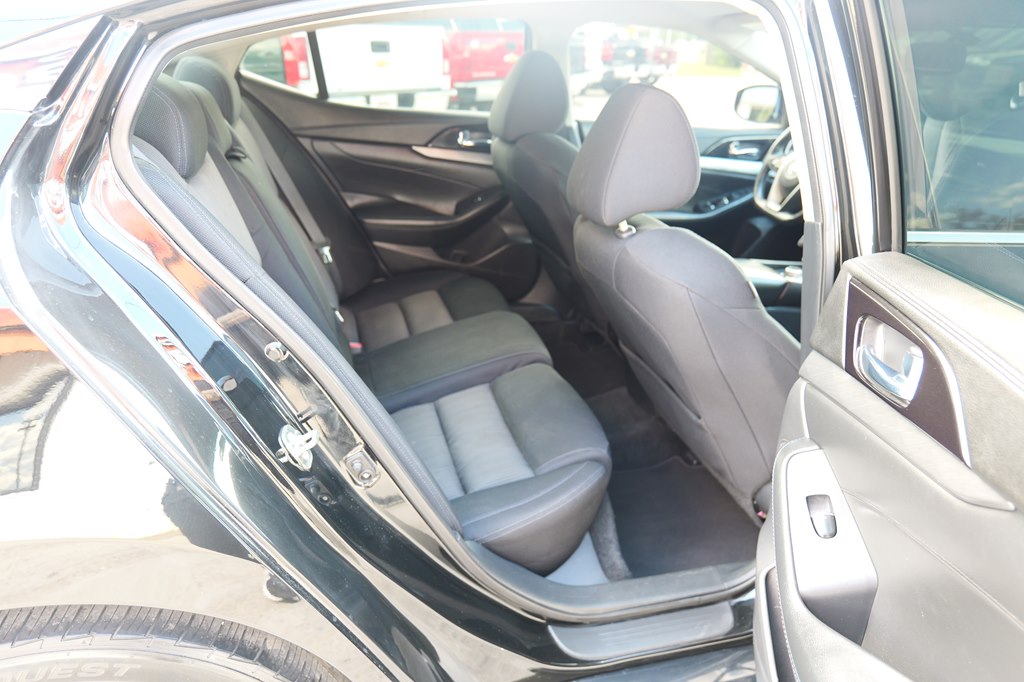 Photo 34 of this NISSAN MAXIMA