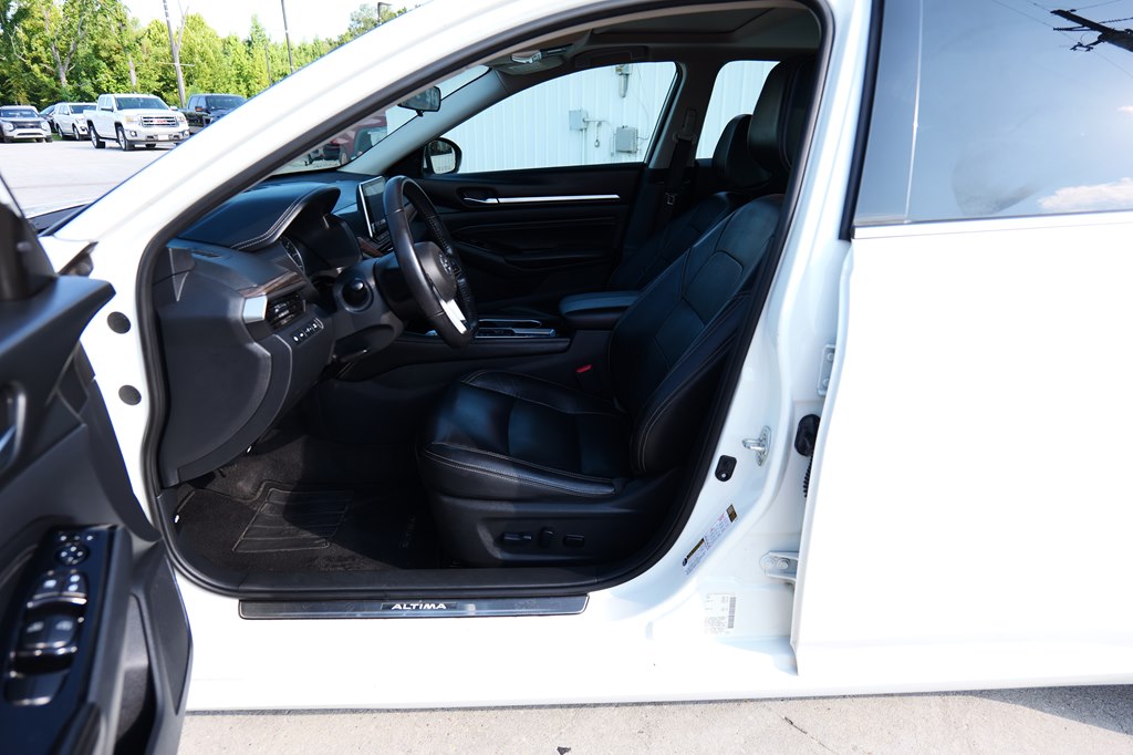 Photo 10 of this NISSAN ALTIMA