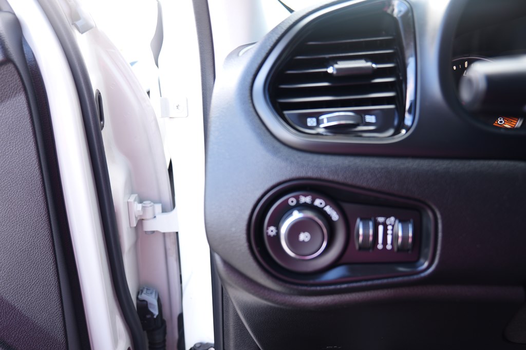 Photo 14 of this JEEP RENEGADE