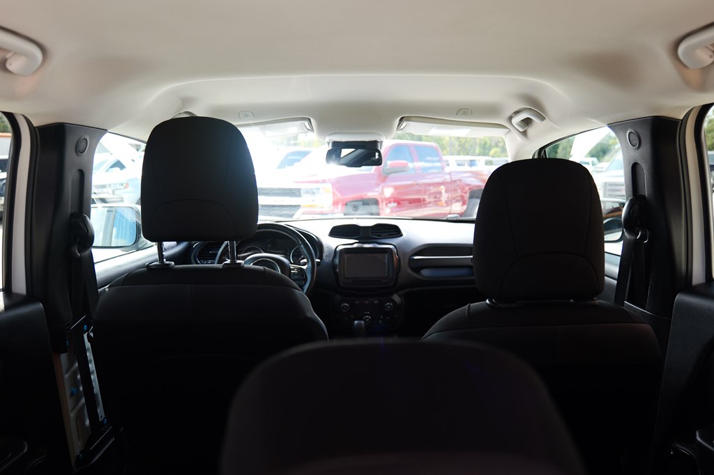 Photo 32 of this JEEP RENEGADE