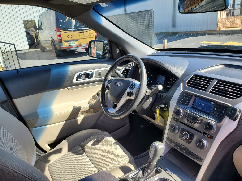 Photo 15 of this FORD EXPLORER
