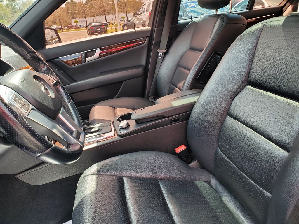 Photo 21 of this MERCEDES-BENZ C-CLASS