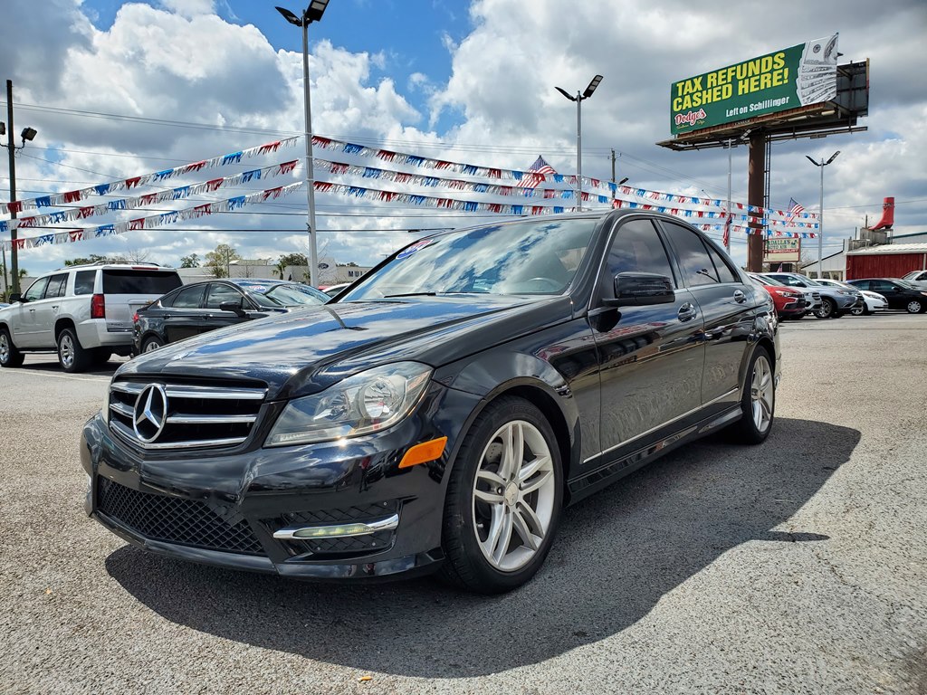Photo 3 of this MERCEDES-BENZ C-CLASS
