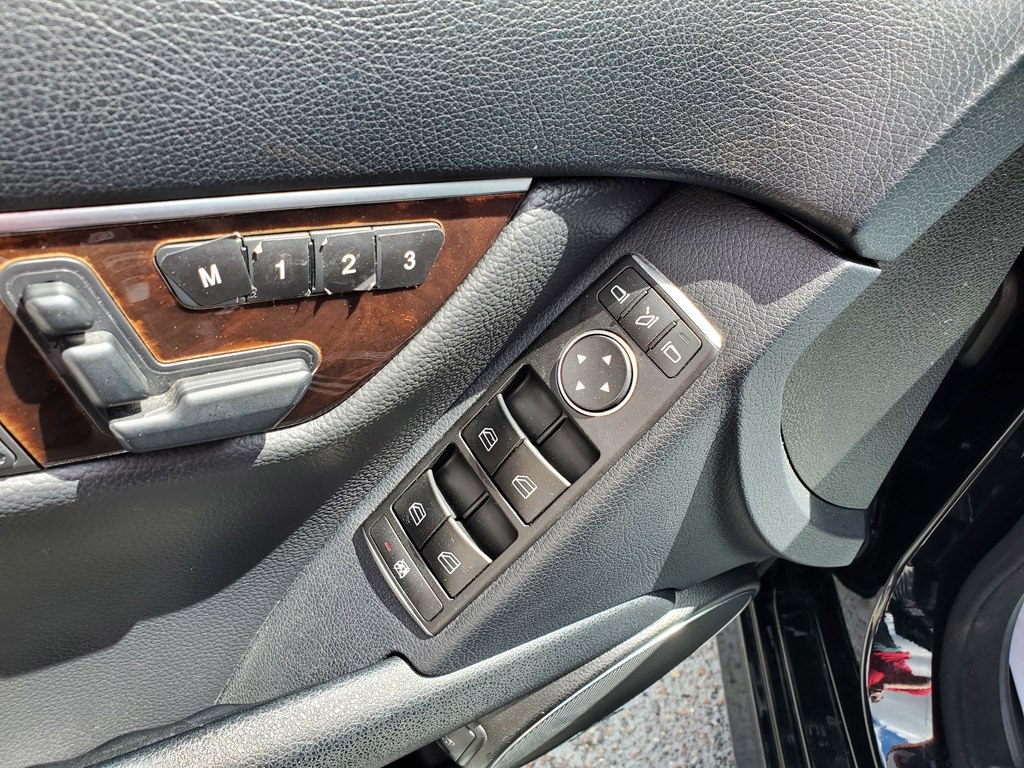 Photo 20 of this MERCEDES-BENZ C-CLASS