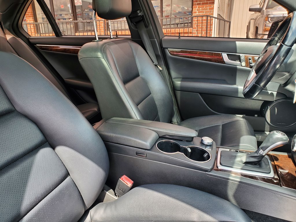 Photo 13 of this MERCEDES-BENZ C-CLASS