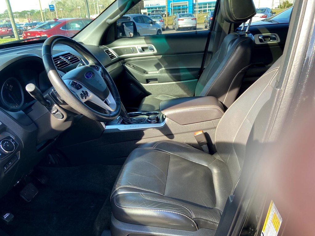 Photo 6 of this FORD EXPLORER