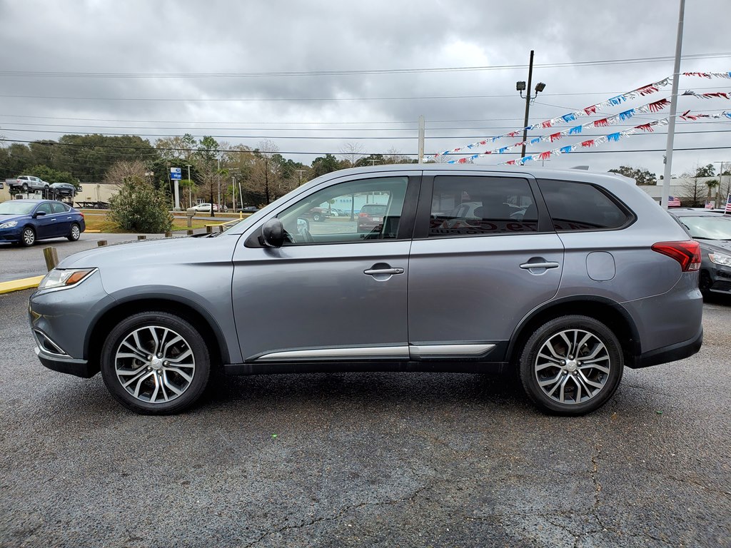 Photo 4 of this MITSUBISHI OUTLANDER