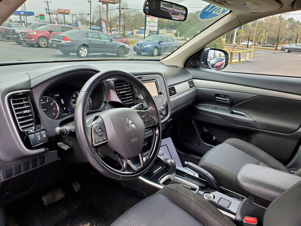 Photo 13 of this MITSUBISHI OUTLANDER