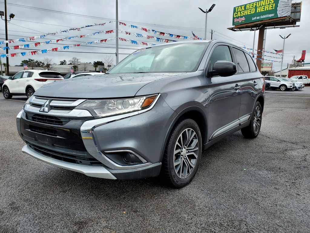 Photo 3 of this MITSUBISHI OUTLANDER