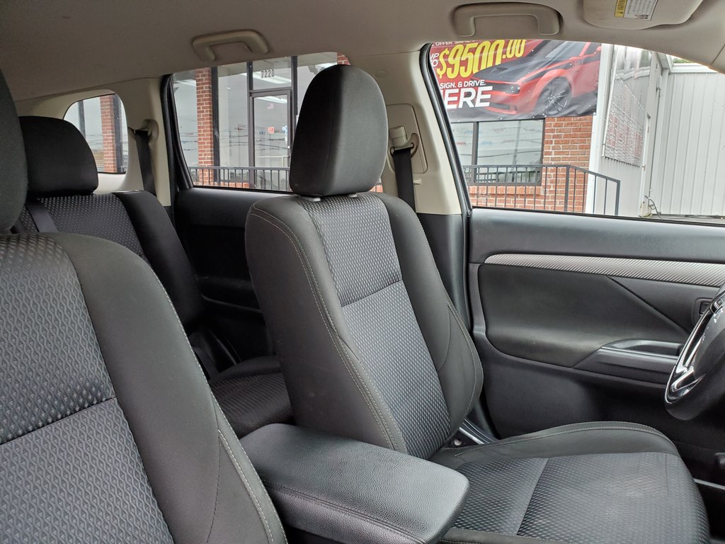 Photo 11 of this MITSUBISHI OUTLANDER