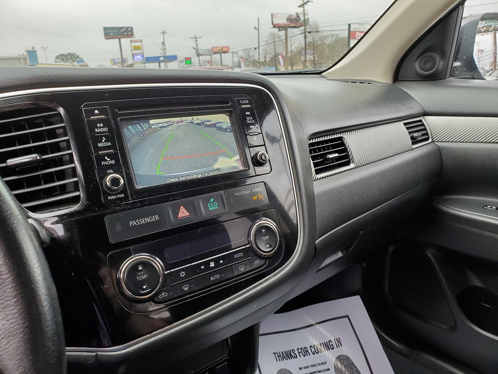 Photo 18 of this MITSUBISHI OUTLANDER