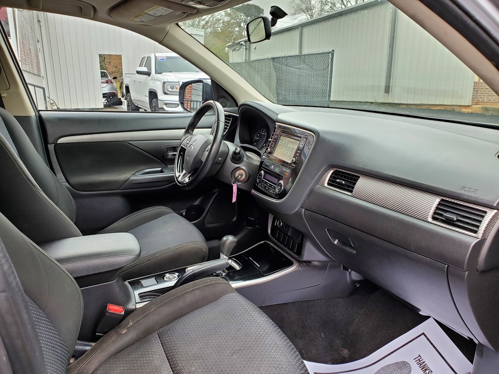 Photo 10 of this MITSUBISHI OUTLANDER