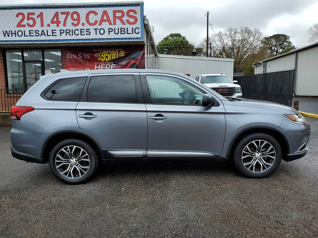 Photo 9 of this MITSUBISHI OUTLANDER