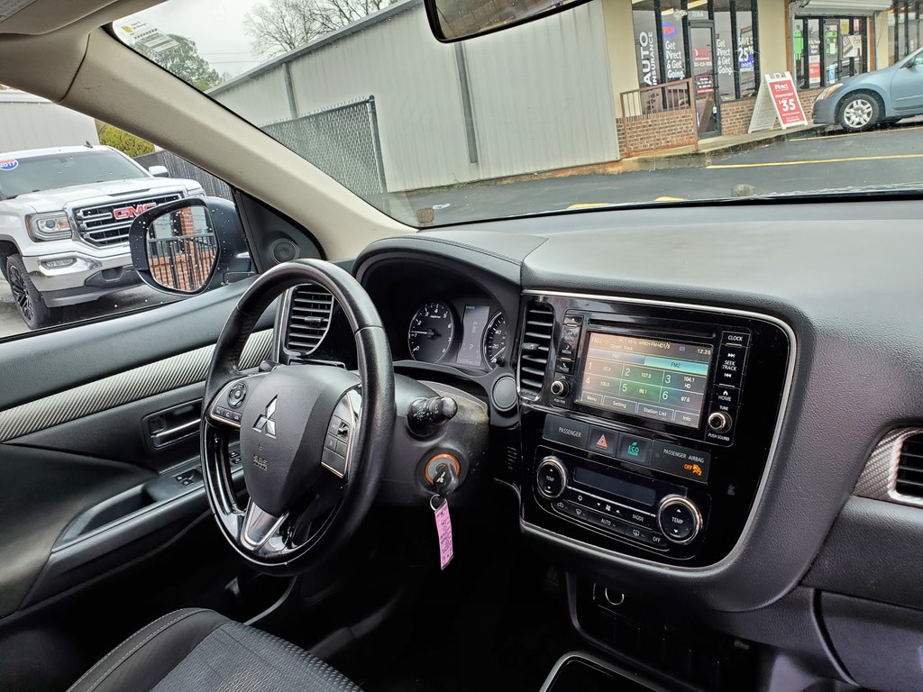 Photo 12 of this MITSUBISHI OUTLANDER