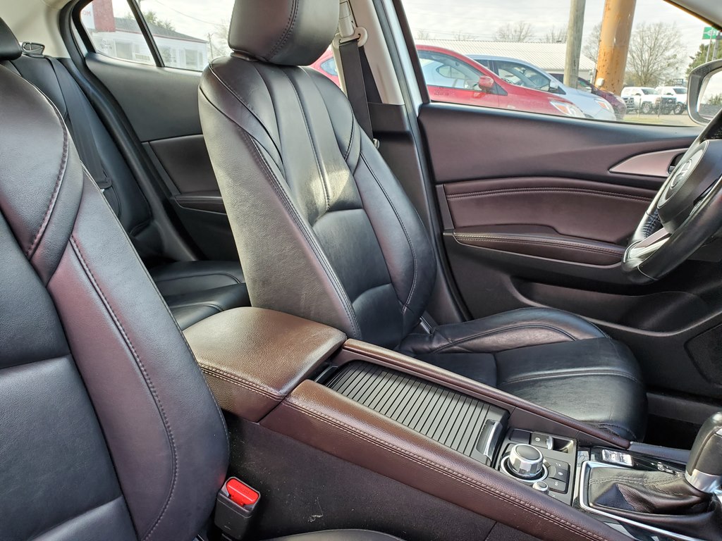 Photo 13 of this MAZDA 3