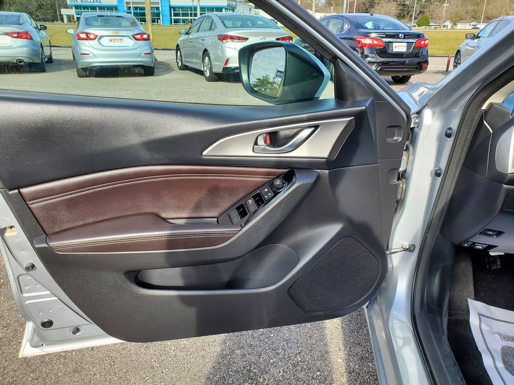 Photo 19 of this MAZDA 3