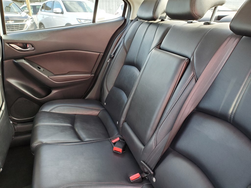 Photo 16 of this MAZDA 3