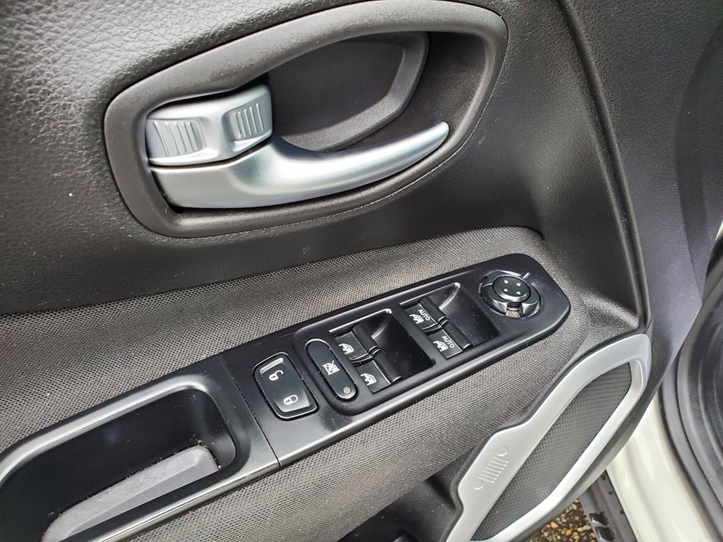 Photo 16 of this JEEP RENEGADE