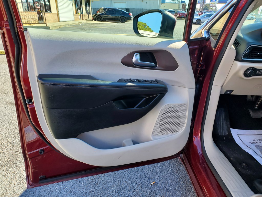 Photo 19 of this CHRYSLER PACIFICA