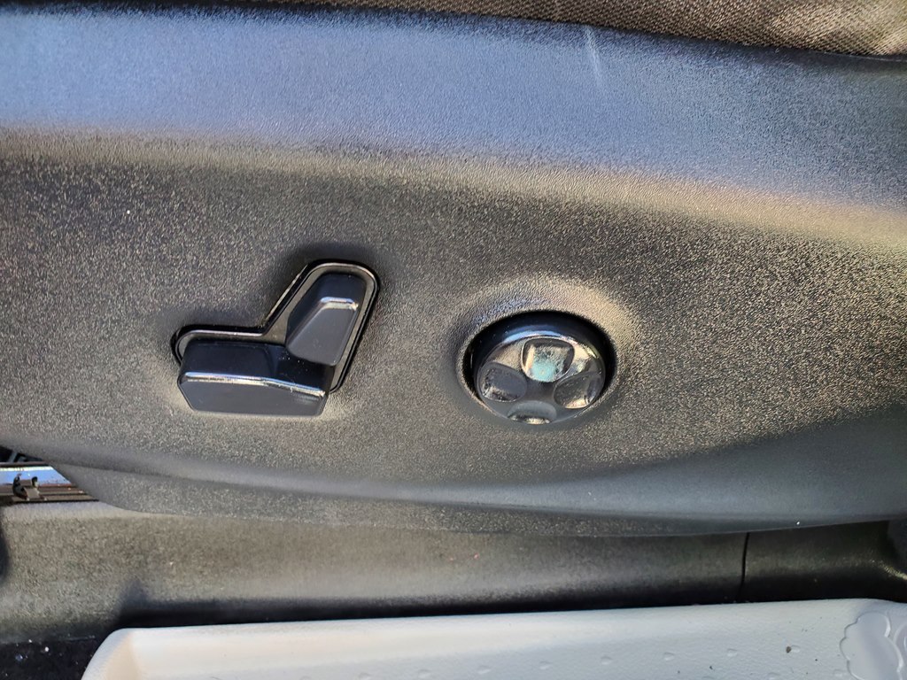 Photo 23 of this CHRYSLER PACIFICA