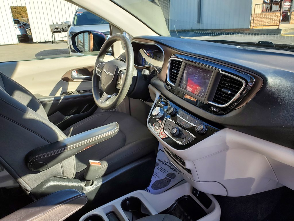 Photo 14 of this CHRYSLER PACIFICA