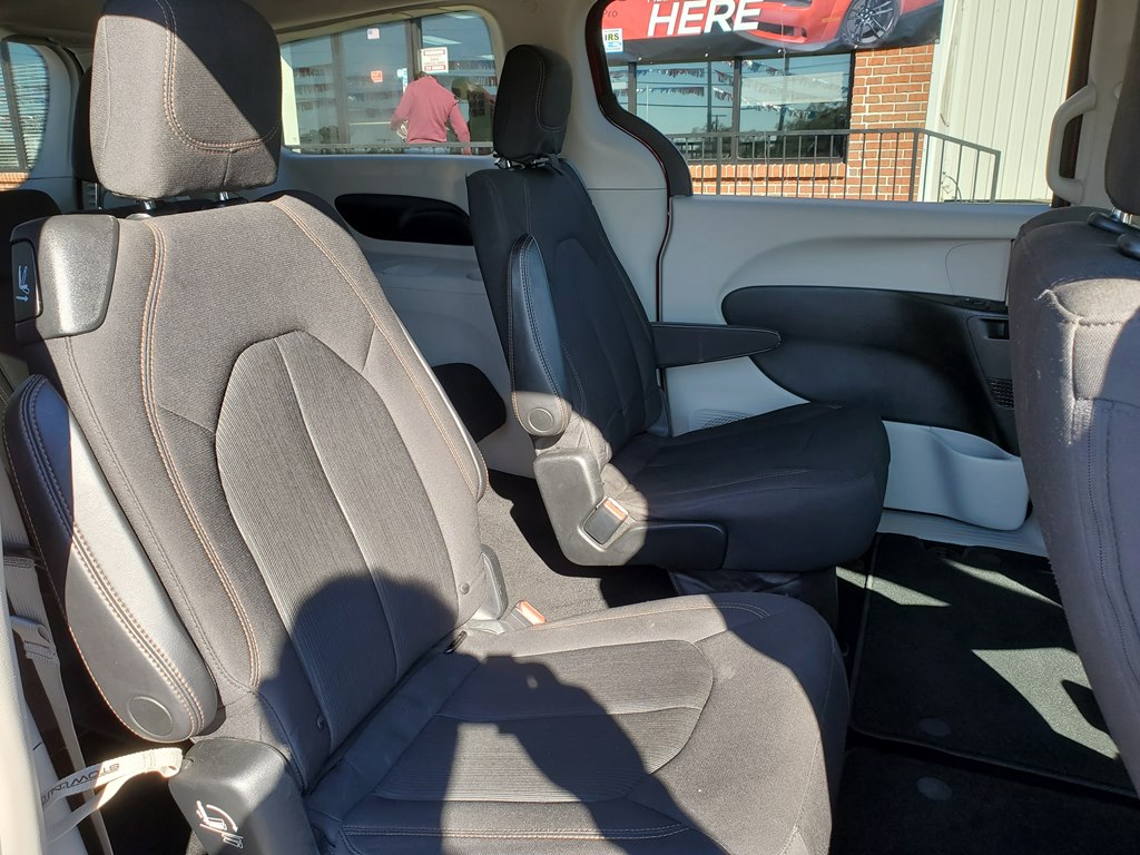 Photo 15 of this CHRYSLER PACIFICA