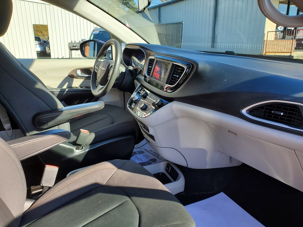 Photo 12 of this CHRYSLER PACIFICA
