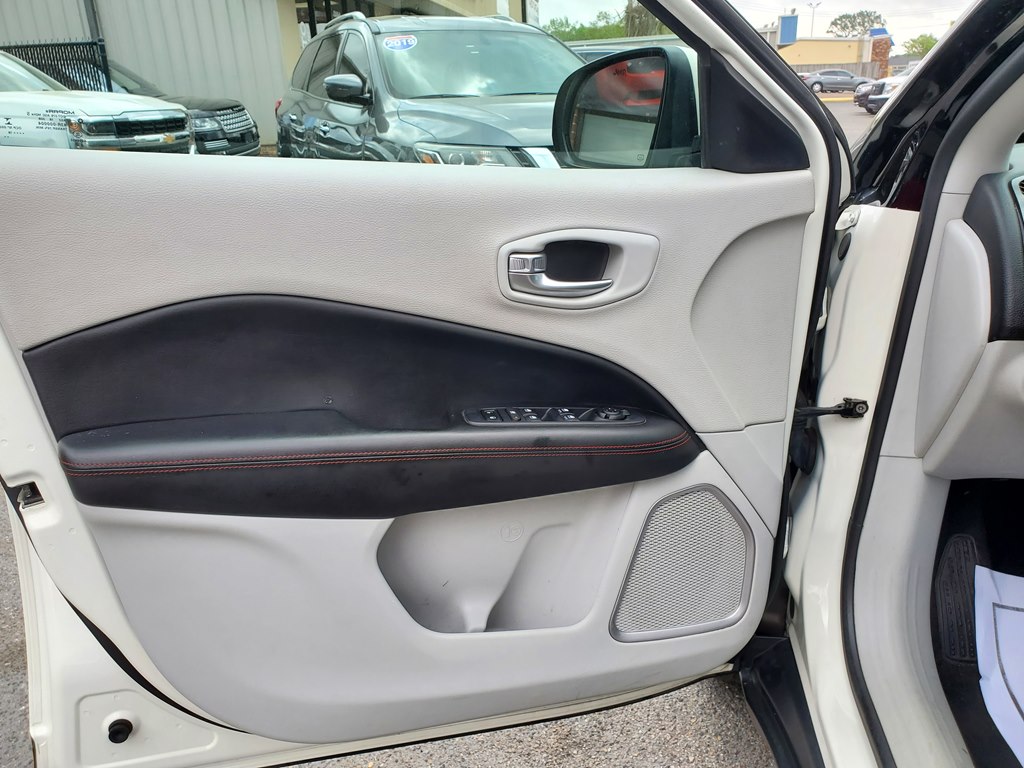 Photo 18 of this JEEP COMPASS