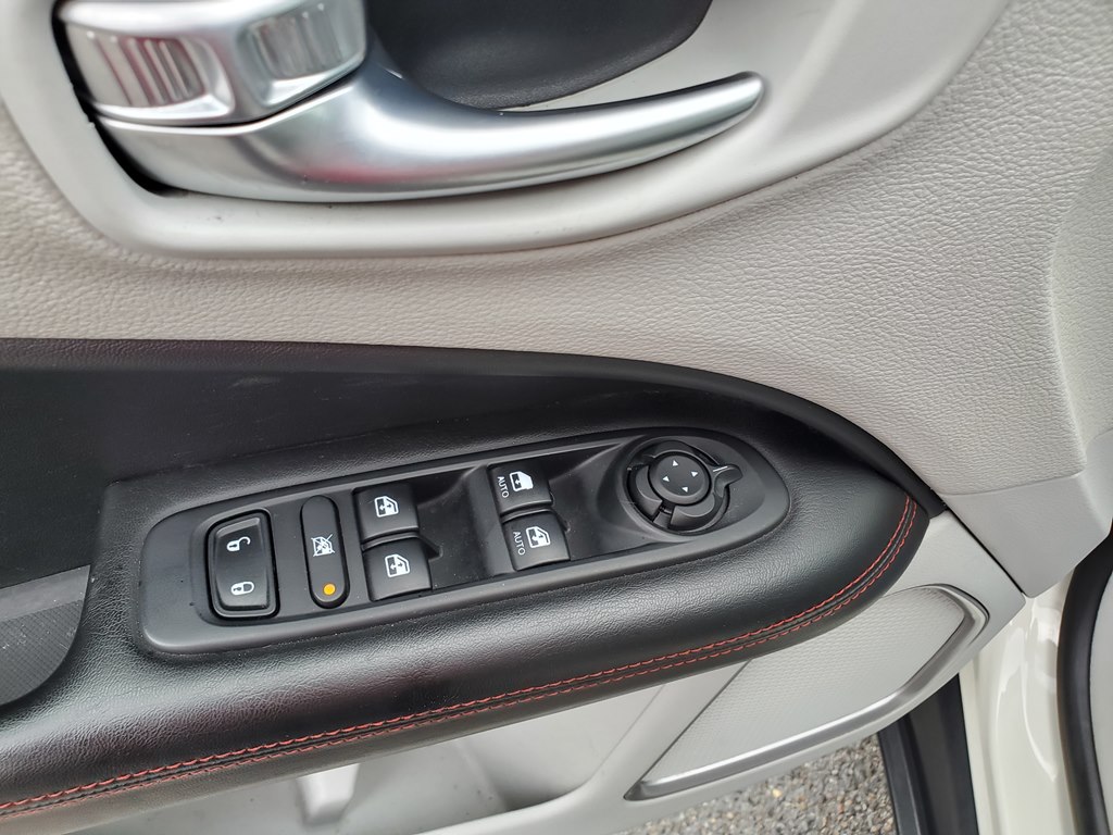 Photo 19 of this JEEP COMPASS
