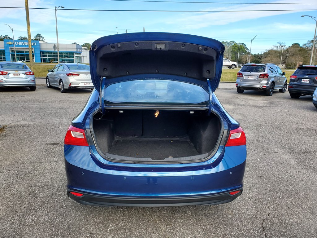 Photo 6 of this CHEVROLET MALIBU