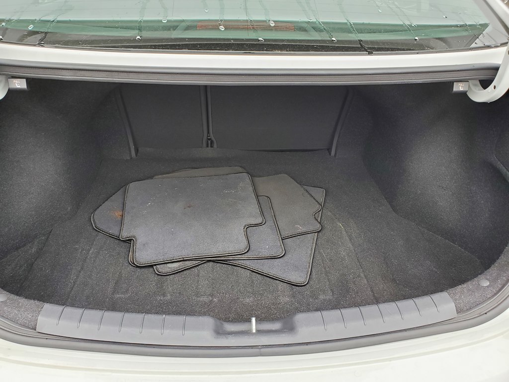 Photo 8 of this HYUNDAI ELANTRA