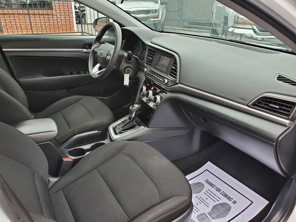 Photo 12 of this HYUNDAI ELANTRA
