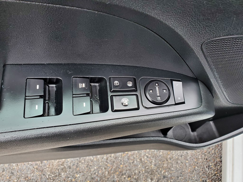Photo 18 of this HYUNDAI ELANTRA