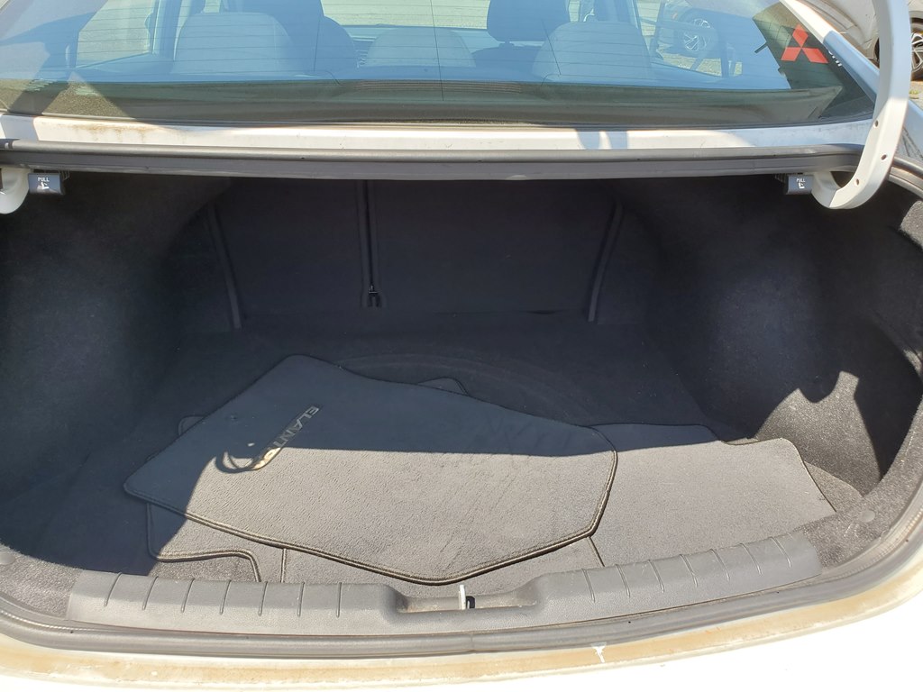 Photo 11 of this HYUNDAI ELANTRA