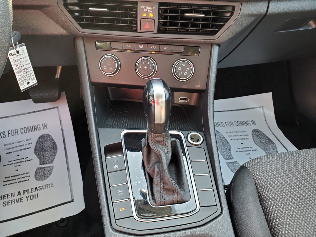 Photo 27 of this VOLKSWAGEN JETTA