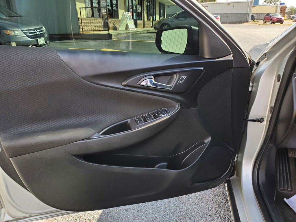 Photo 17 of this CHEVROLET MALIBU
