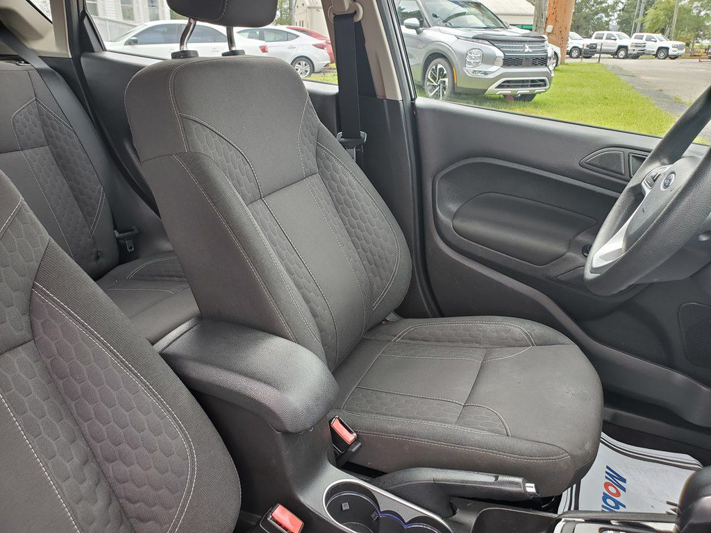 Photo 11 of this FORD FIESTA