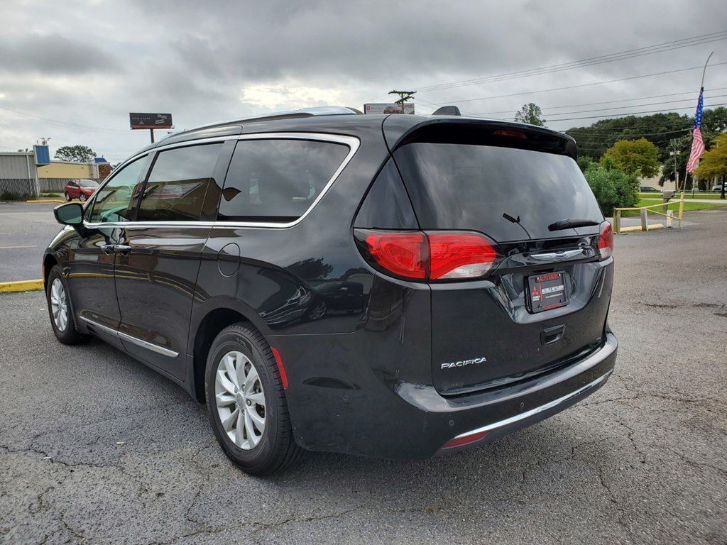 Photo 5 of this CHRYSLER PACIFICA