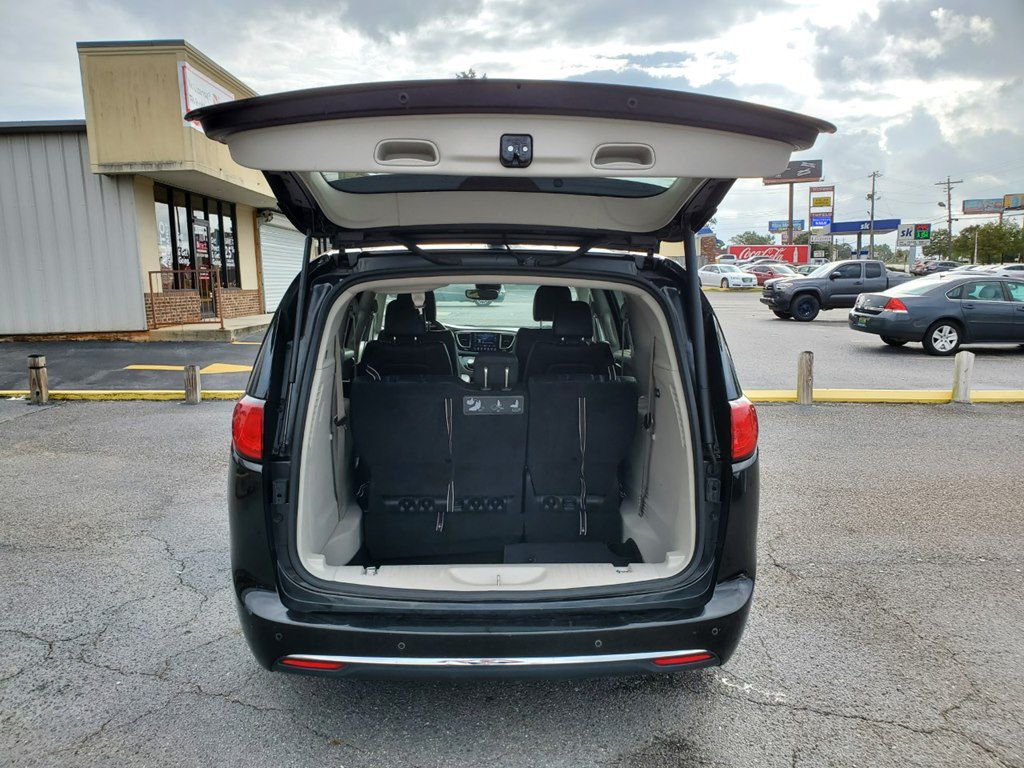 Photo 7 of this CHRYSLER PACIFICA