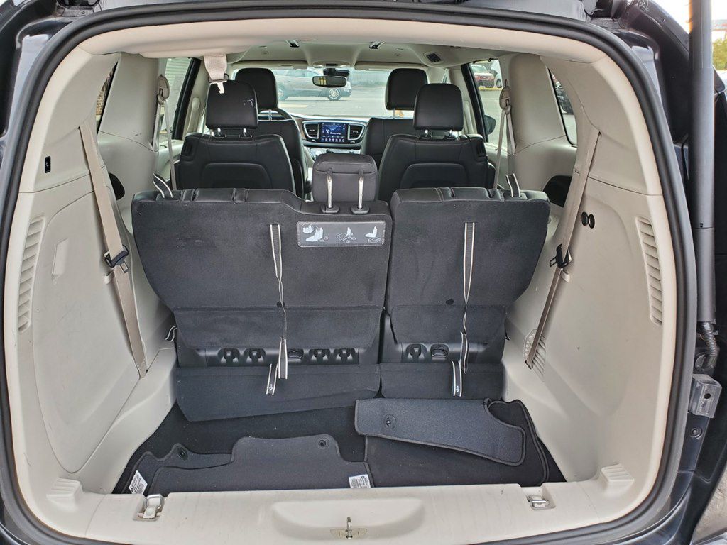 Photo 8 of this CHRYSLER PACIFICA